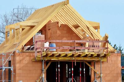 Gradnja nove hiše ali obnova stare hiše se lahko precej zaplete. Hitro se lahko pridobijo nepredvidljive situacije in stroške, zato si v članku preberite, na kaj morate biti pozorni.