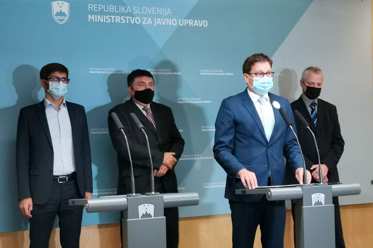 Podpisniki dogovora so si izrekli zahvalo za medsebojno konstruktivno sodelovanje, foto: Ministrstvo za javno upravo