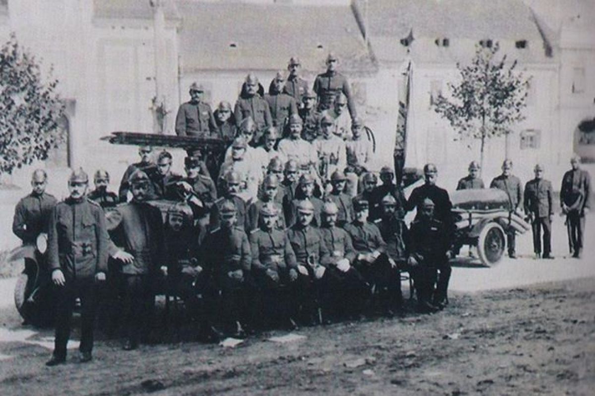 Člani gasilskega društva na Glavnem trgu v Ljutomeru ob prevzemu gasilskega avtomobila in motorne brizgalne leta 1927