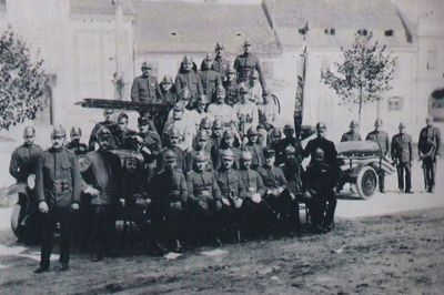 Člani gasilskega društva na Glavnem trgu v Ljutomeru ob prevzemu gasilskega avtomobila in motorne brizgalne leta 1927