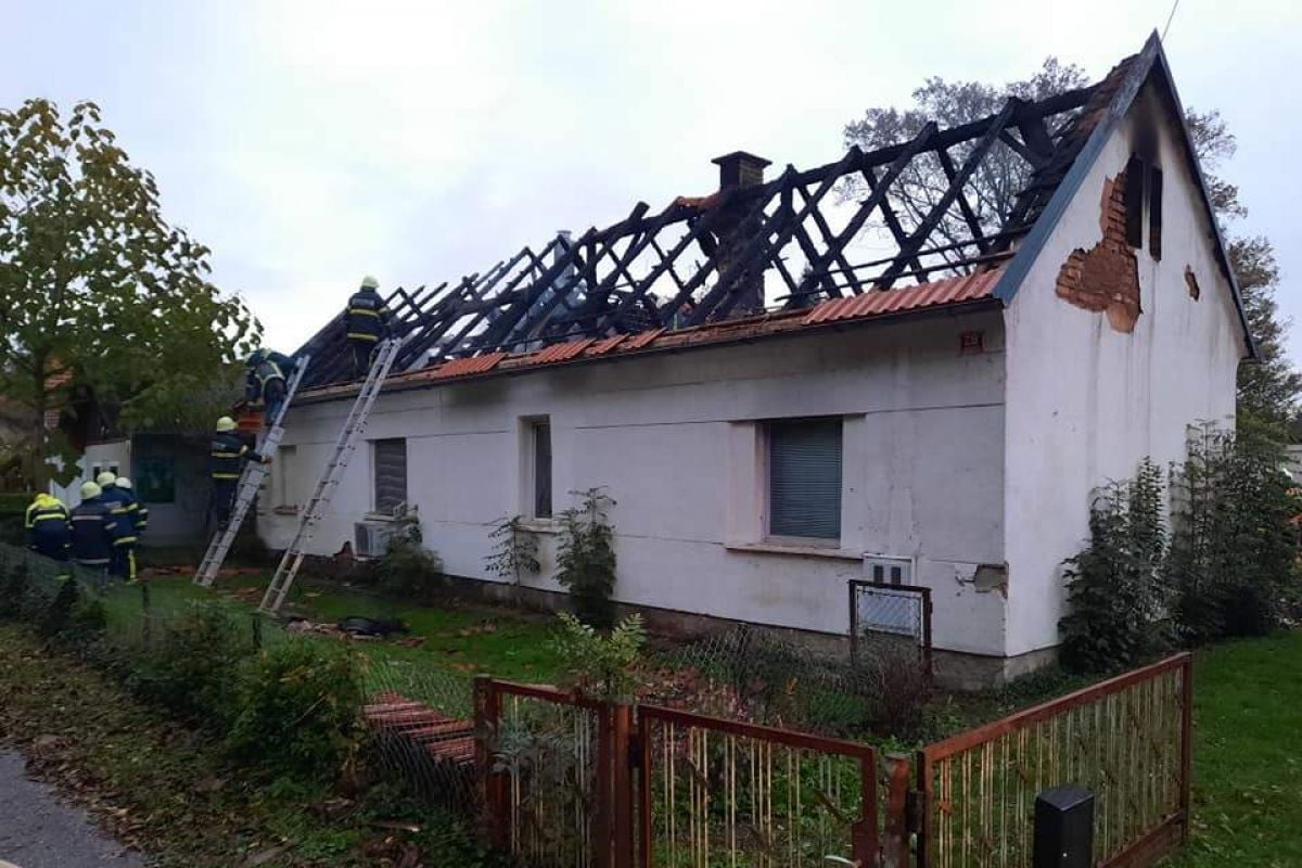 V požaru je zgorelo ostrešje stanovanjske hiše in del ostrešja gospodarskega poslopja V požaru je zgorelo ostrešje stanovanjske hiše in del ostrešja gospodarskega poslopja
