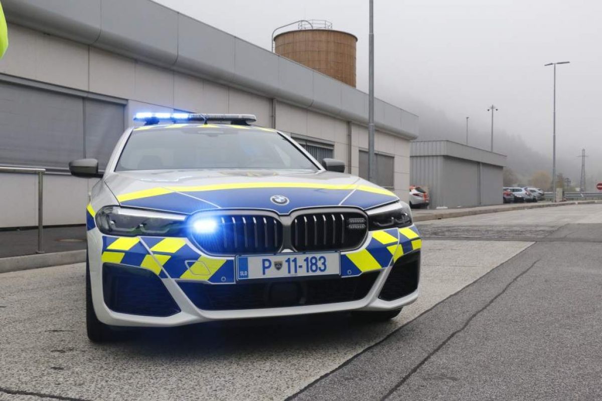 Med vozili izstopata motorni vozili znamke BMW, tipa M550 xDrive, foto: Policija