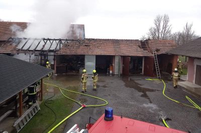 V požaru sta zgoreli streha in del objekta