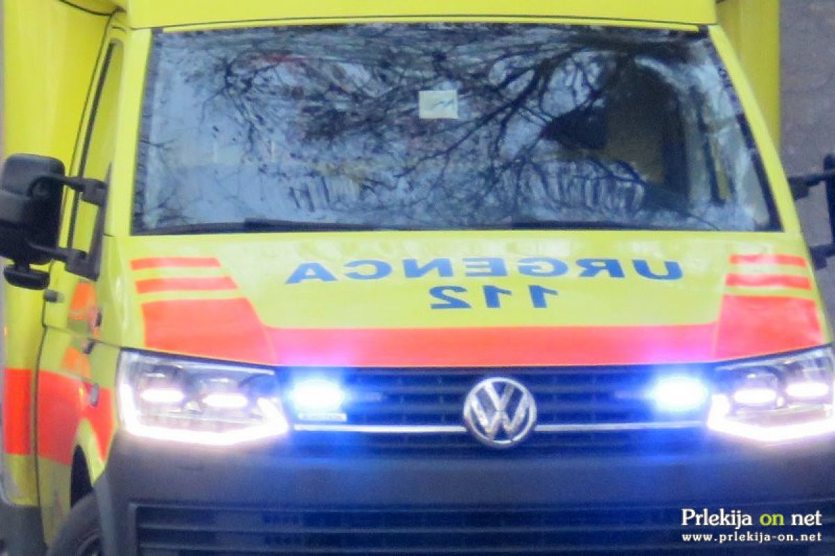 Hudo poškodovanega so z reševalnim vozilom prepeljali v UKC Maribor
