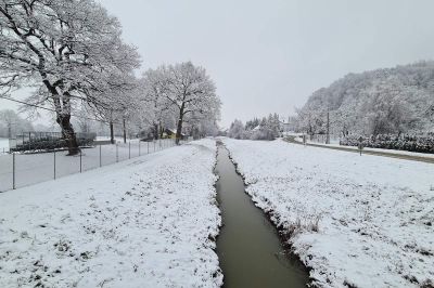 Pri nas zapadlo okoli 10 cm snega, ki se bo nekaj dni obdržal