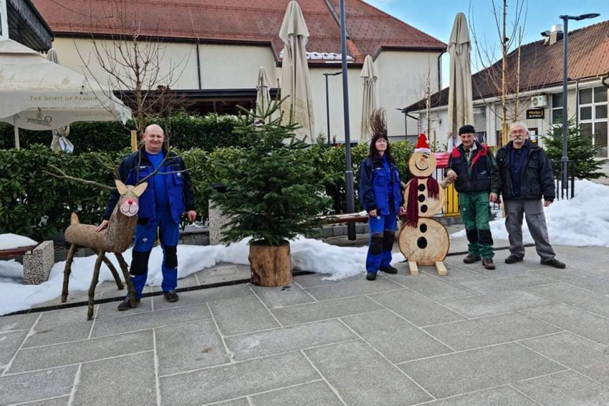 Delavci režijskega obrata ob skulpturah, foto: arhiv Občine Lenart