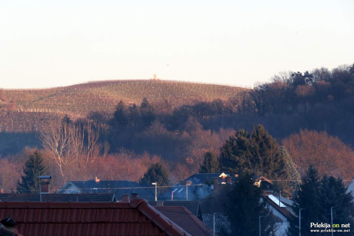 Gradnja stolpa na Mađerkinem bregu viden iz Ljutomera