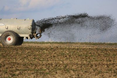 Velja prepoved polivanja kmetijskih zemljišč z gnojevko