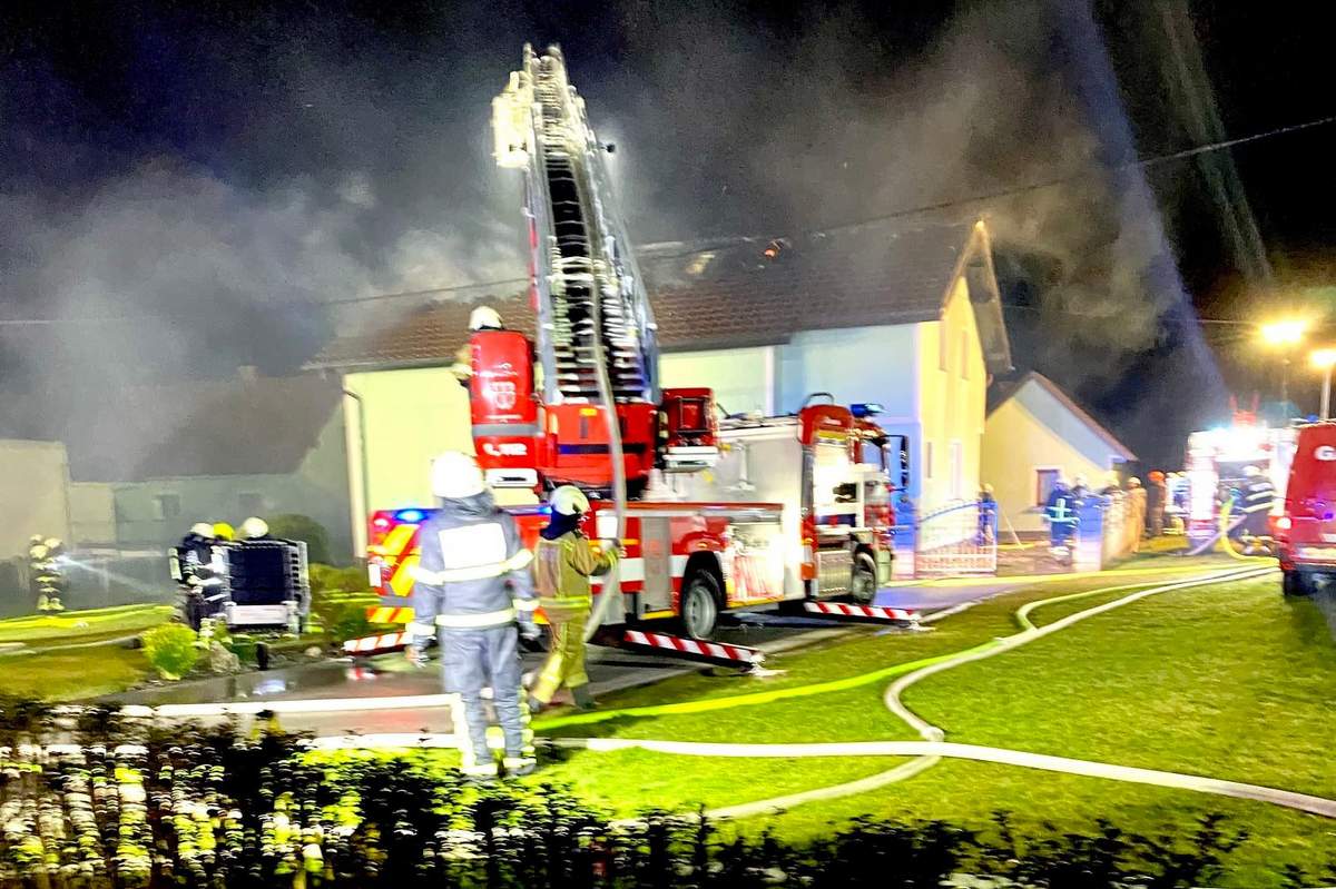 Požar je zajel celotno ostrešje Požar je zajel celotno ostrešje
