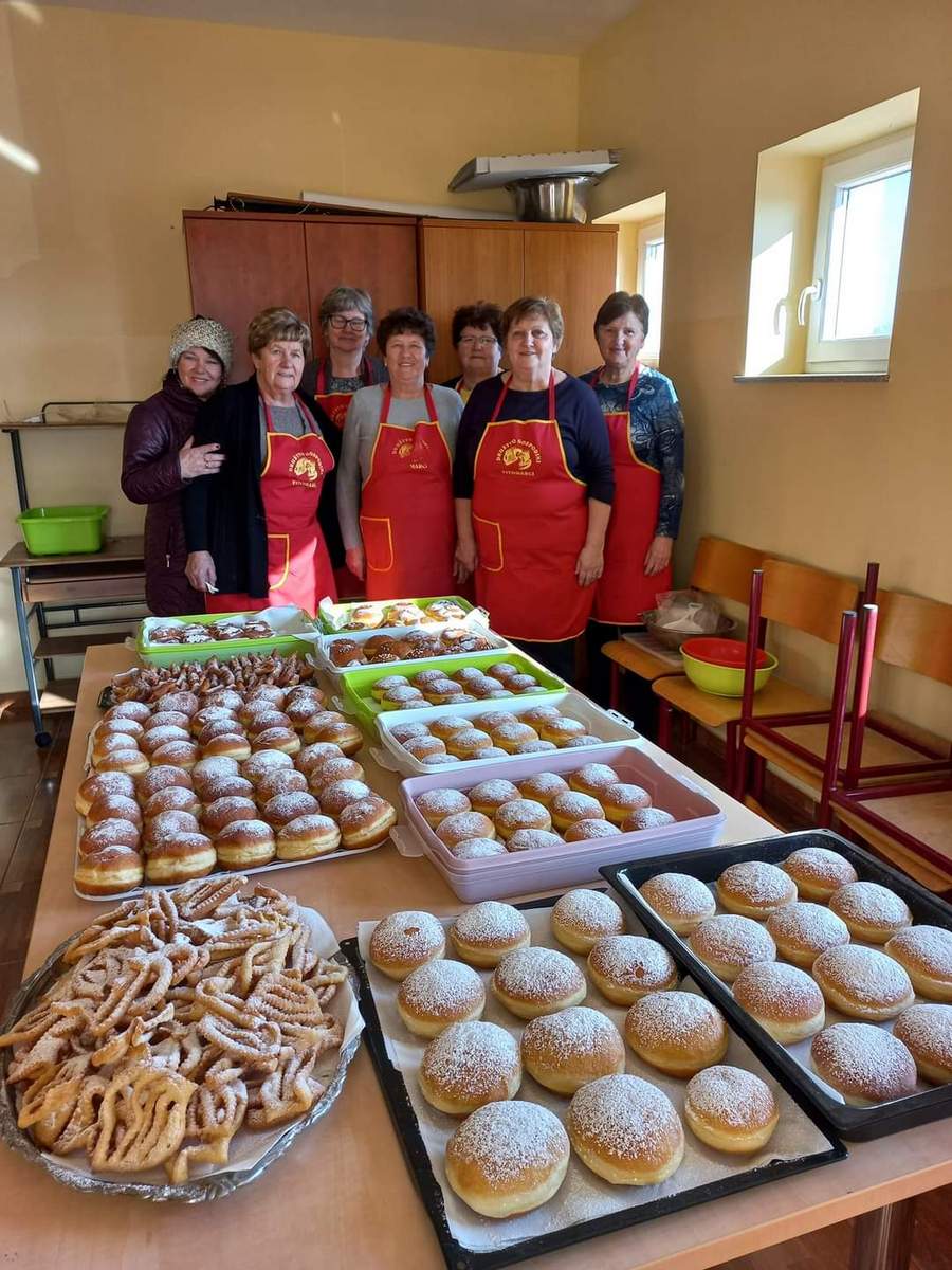 Kar 180 krofov so spekle članice Društva gospodinj Vitomarci za nedeljsko povorko, foto: Elizabeta Kosec