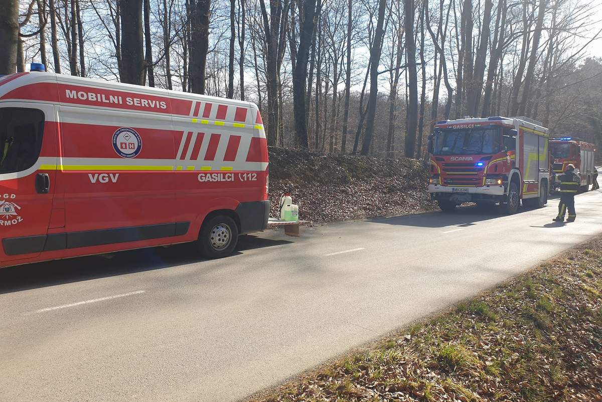 Gasilci so počistili cestišče