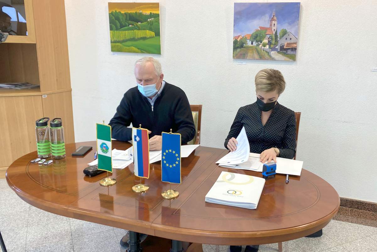 Podpis pogodbe, foto: Vanja Čiček