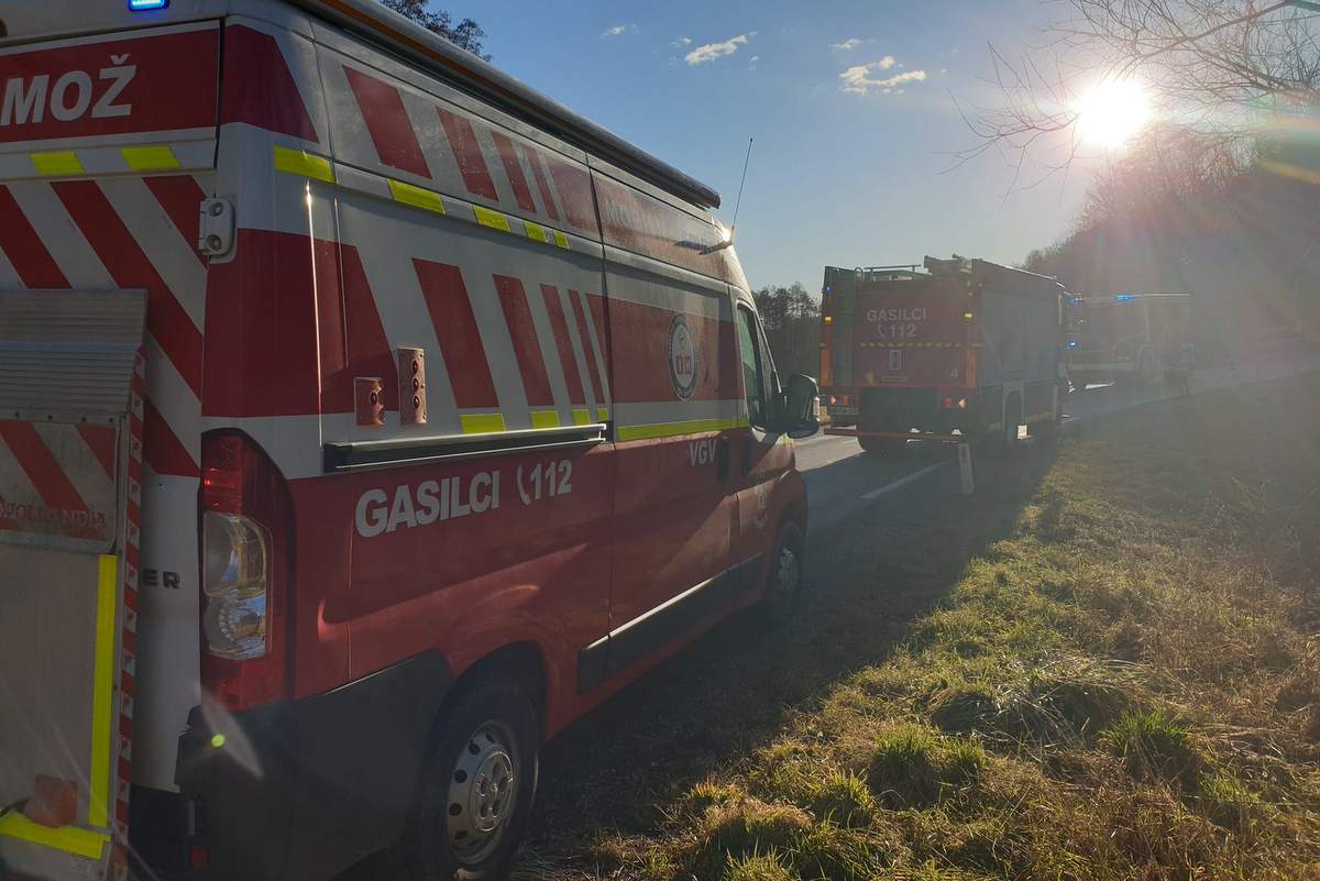 Gasilci so počistili cestišče