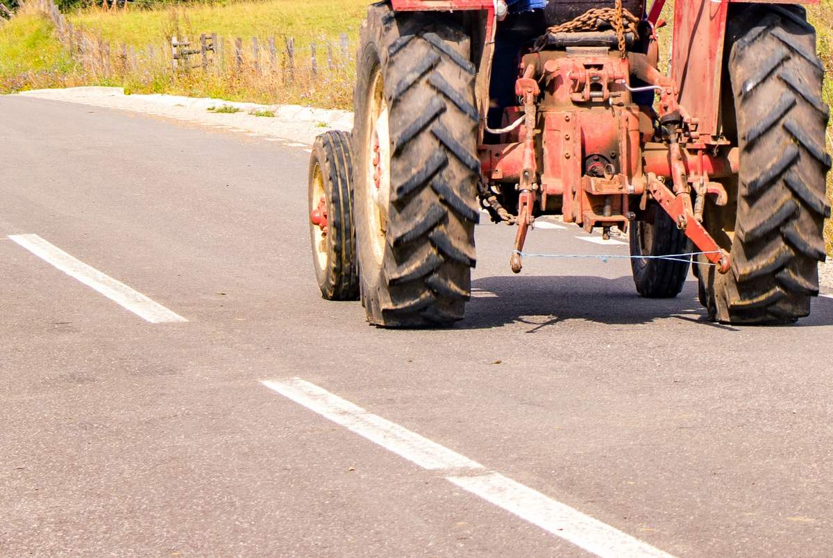 Vozniku so zasegli traktor