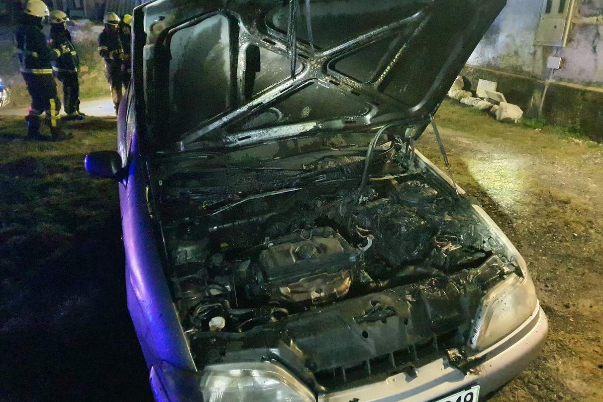 Požar je vozilo poškodoval v predelu motorja Požar je vozilo poškodoval v predelu motorja