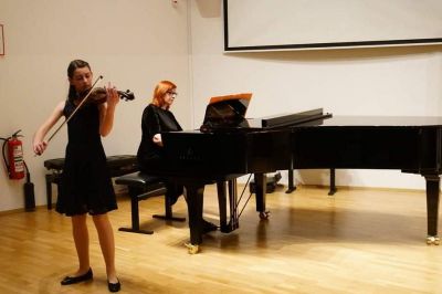Lavreat festivala je usvojila Špela Plavec, učenka petega razreda violine