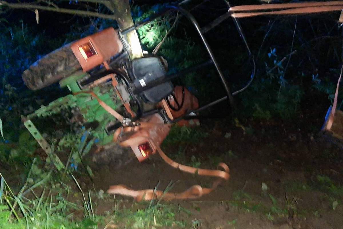 Traktor je zdrsel po pobočju in se ustavil zagozden v deblo Traktor je zdrsel po pobočju in se ustavil zagozden v deblo