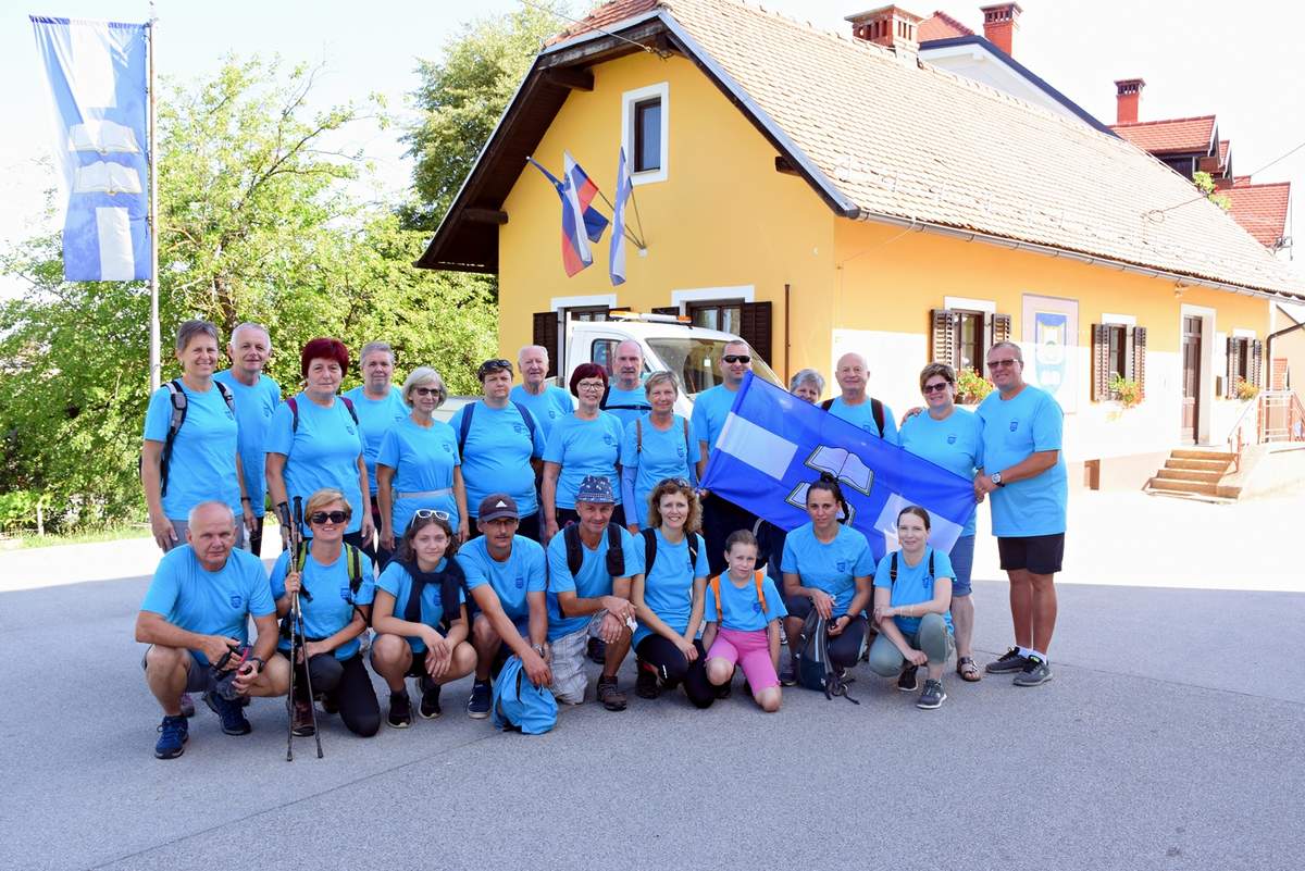 Jutranje zbiranje pred občinsko zgradbo pri Svetem Tomažu