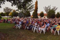 Zaigrajmo in zapojmo pod kostanji