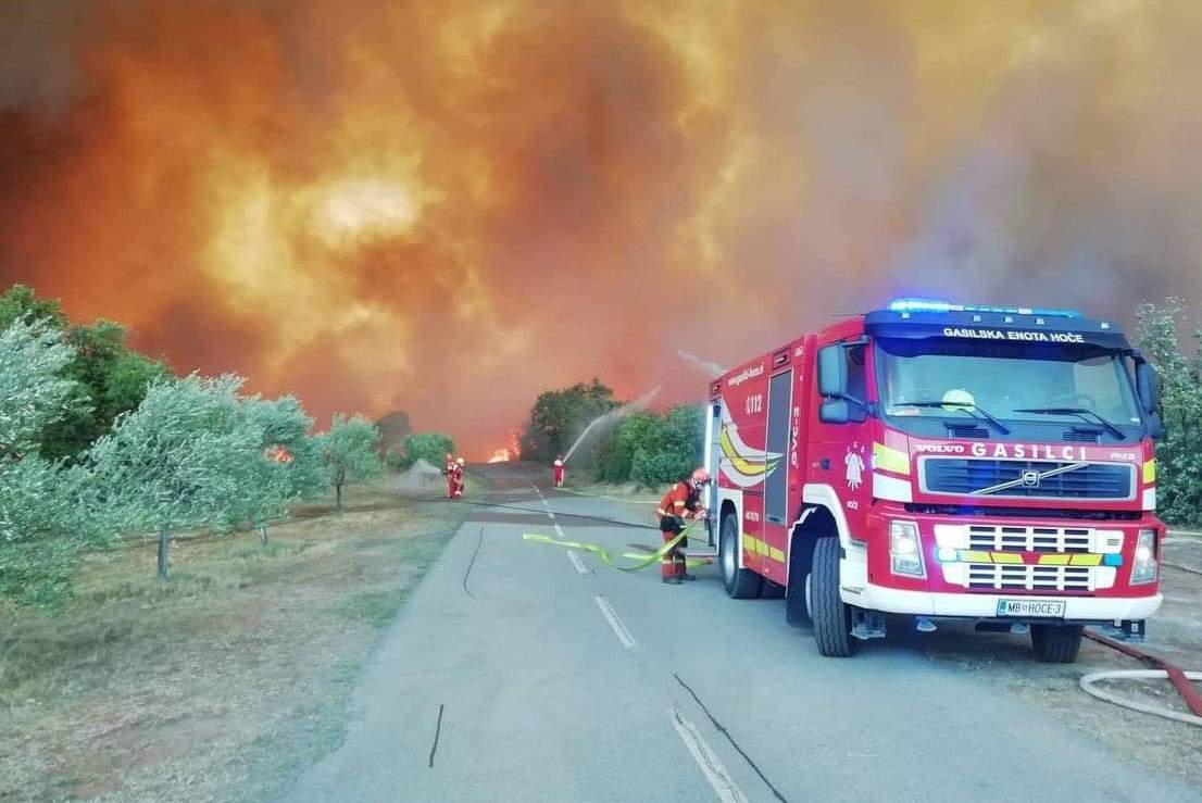 Gasilci se borijo z največjim požarom v zgodovini Slovenije