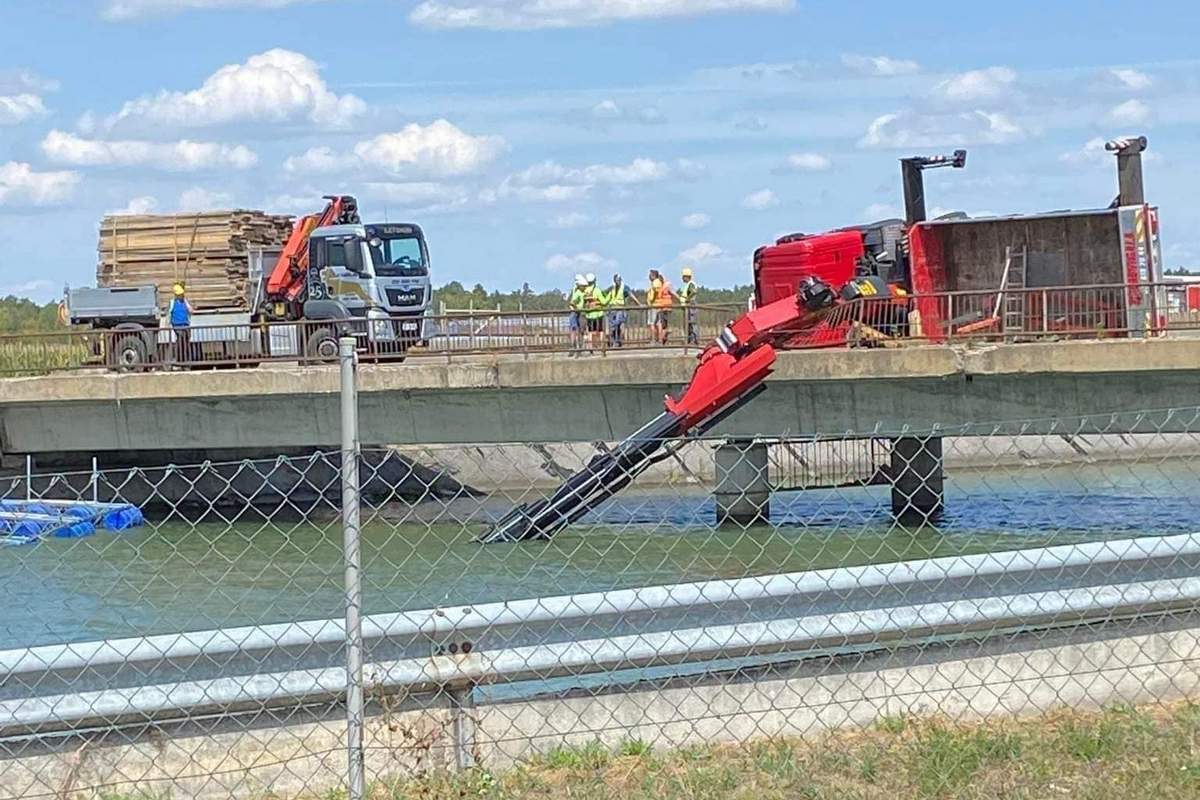 Prevrnjeno vozilo na mostu, foto: 112 Ptuj Prevrnjeno vozilo na mostu, foto: 112 Ptuj