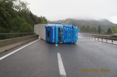 Na avtocesti se je prevrnilo tovorno vozilo, foto: DARS