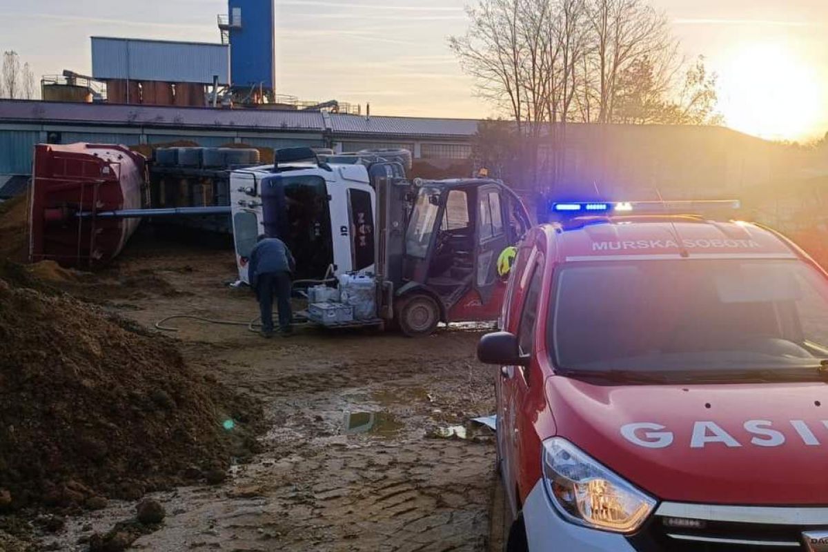 Prevrnilo se je tovorno vozilo, foto: PGD Murska Sobota