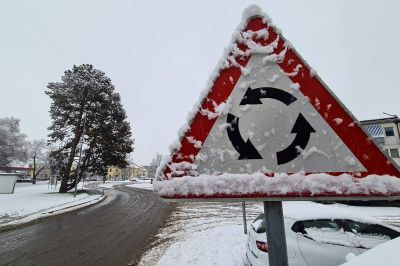 V torek lahko sneži vse do nižin