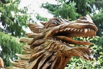 Skulptura zmaja iz lesa