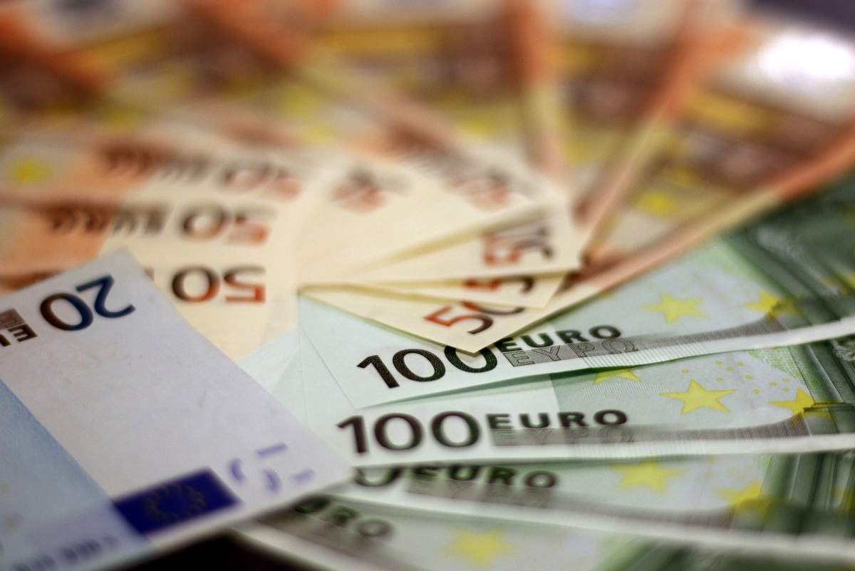 Dvig minimalne plače za 100 evrov