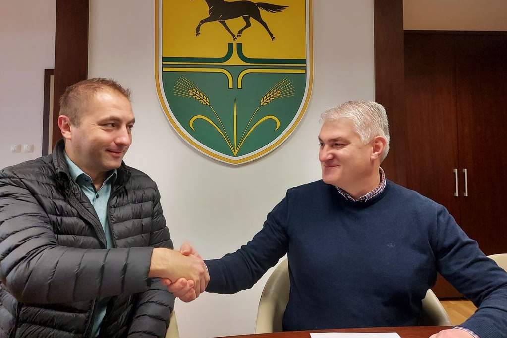 Mihael Janžekovič in Branko Slavinec sta podpisala pogodbo o izvajanju plačil v občinski blagajni, foto: Občina Križevci