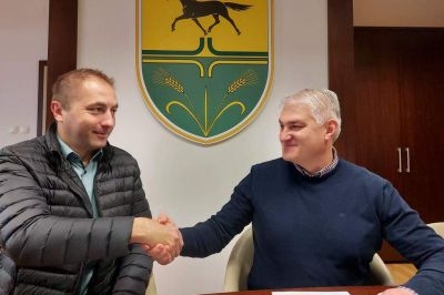 Mihael Janžekovič in Branko Slavinec sta podpisala pogodbo o izvajanju plačil v občinski blagajni, foto: Občina Križevci