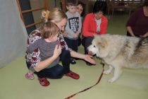 Obisk terapevtske psičke v vrtcu Stročja vas