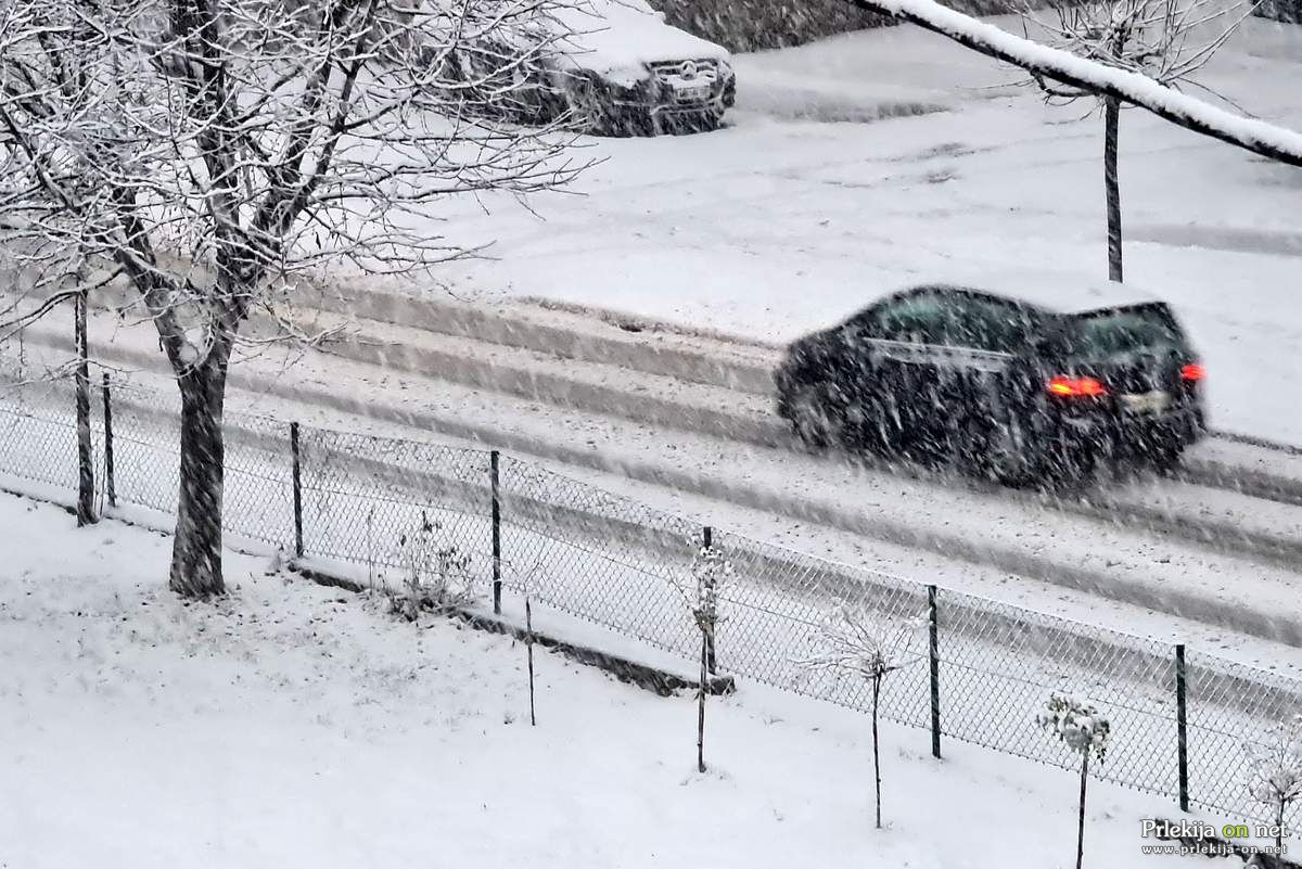 Močno naj bi snežilo do nižin