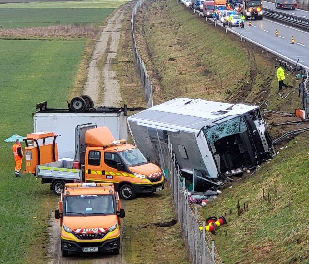 Prometna nesreča avtobusa na avtocesti