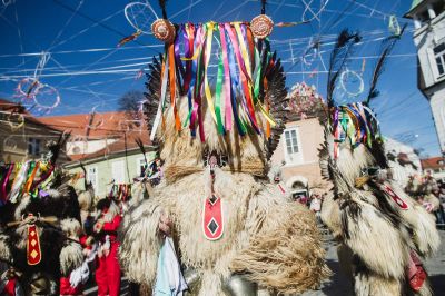 Predaji oblasti bo sledila etnografska povorka