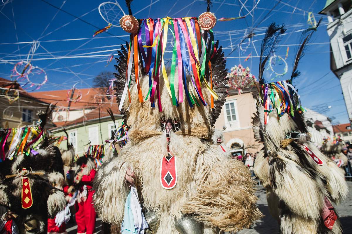 Predaji oblasti bo sledila etnografska povorka