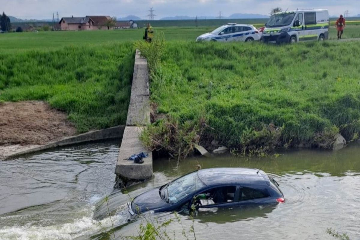 Vozilo je končalo v reki, foto: Robert Bombek