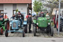 Blagoslov traktorjev in starejših vozil na Polenšaku