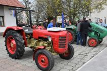 Blagoslov traktorjev in starejših vozil na Polenšaku