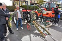 Blagoslov traktorjev in starejših vozil na Polenšaku