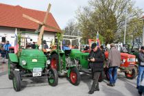 Blagoslov traktorjev in starejših vozil na Polenšaku