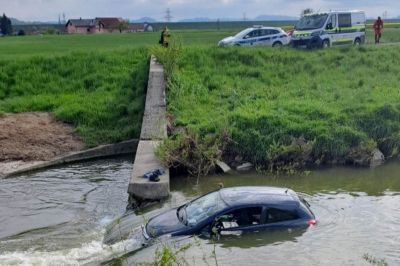 Vozilo je končalo v reki, foto: Robert Bombek