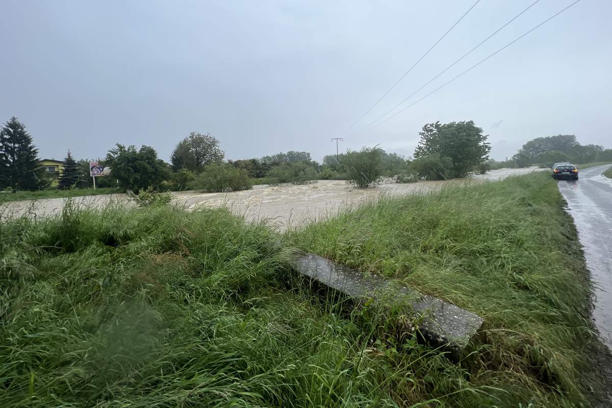 Od Ormoža do Šentilja so poplavljene številne ceste, foto: MNVP