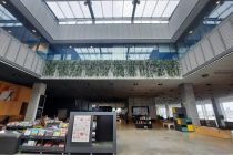 Knjižnica obsega kar 60.000 m2, je zelo svetla in kljub betonu in železu deluje toplo in prijetno