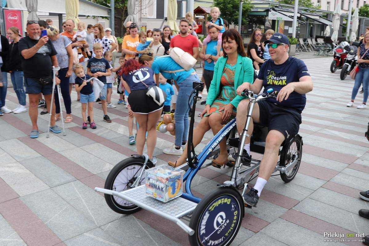 Deželak je na trgu en krog zapeljal tudi županjo