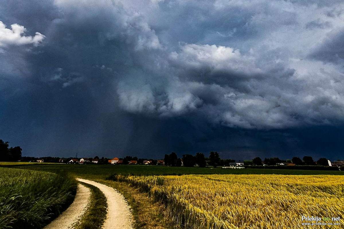 Popoldan obstaja možnost močnejših neviht