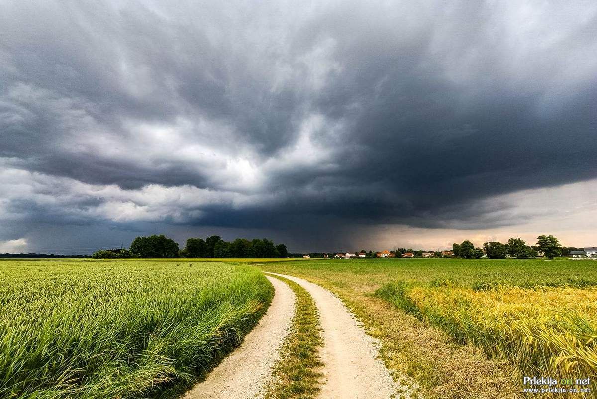 Nevihtni oblaki nad Cvenom, v ozadju Prekmurje, foto: Sara Vinkovič