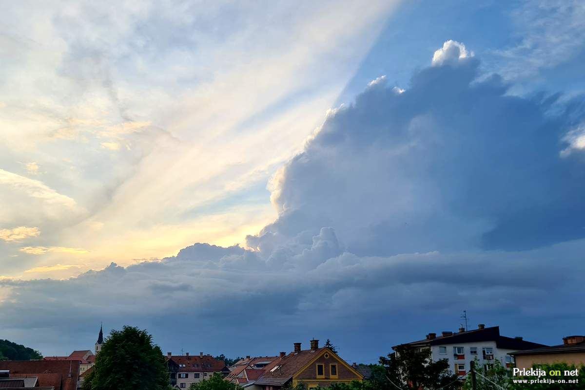 Ob prehodu hladne fronte so možna krajevna neurja