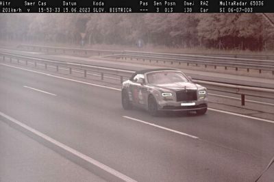Državljan Švice je vozil avtomobil znamke Rolls Royce s hitrostjo 201 km/h